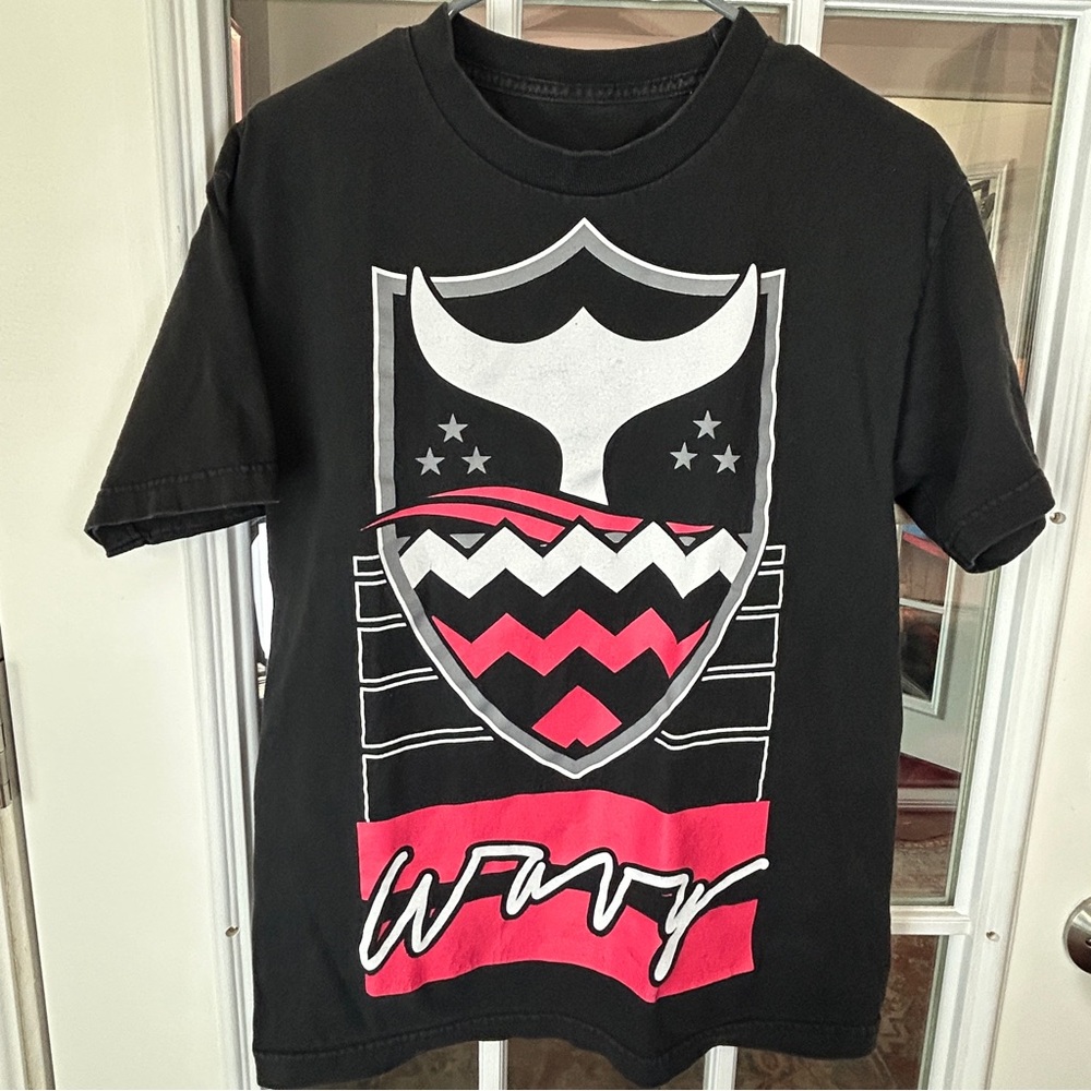 Wavy‎ Black and Red Graphic Tee Size medium